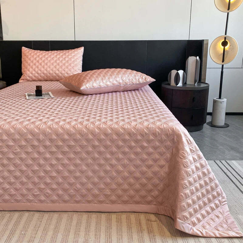 Image of Quilted bedspread in white for a cozy home aesthetic