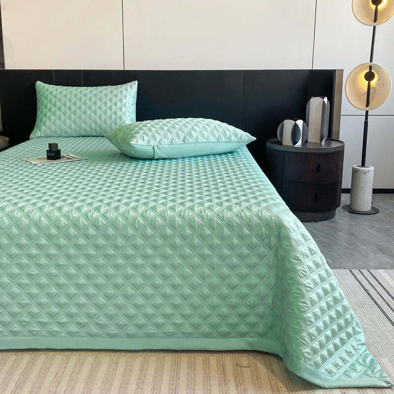 Image of Quilted bedspread in white for a cozy home aesthetic