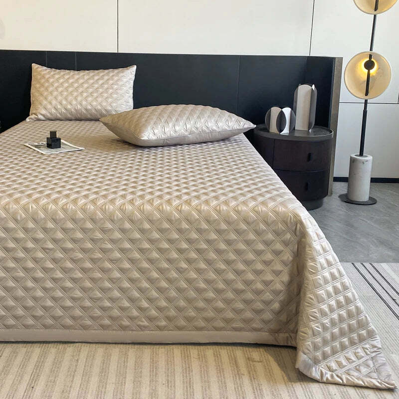 Image of Quilted bedspread in white for a cozy home aesthetic