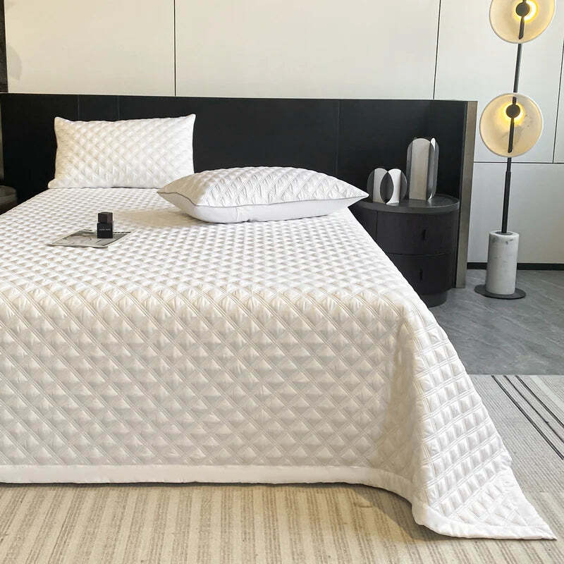 Image of Quilted bedspread in white for a cozy home aesthetic