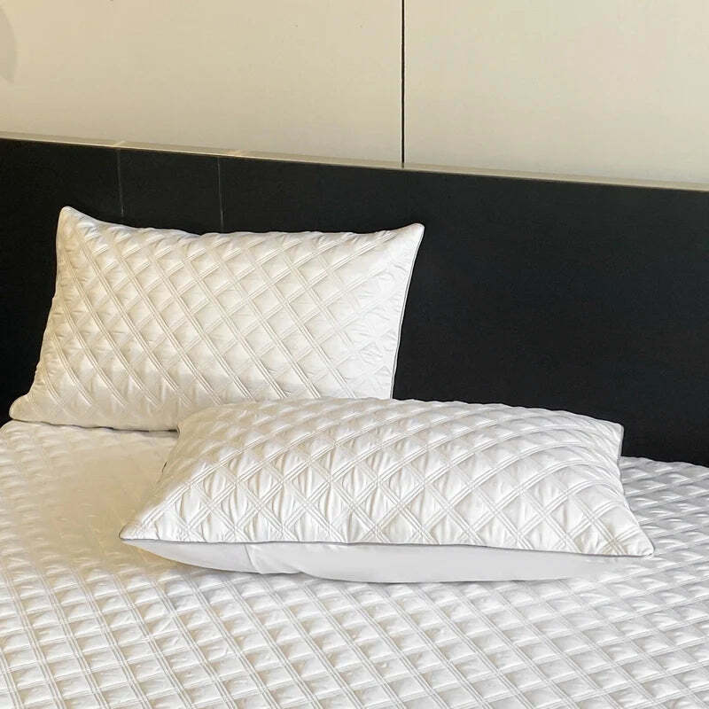 Image of Quilted bedspread in white for a cozy home aesthetic