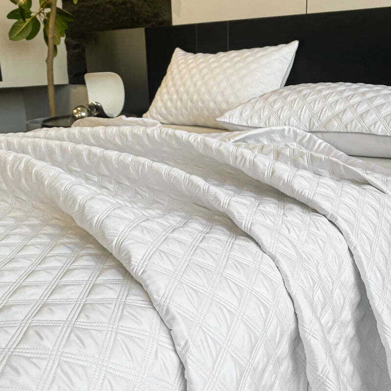 Image of Quilted bedspread in white for a cozy home aesthetic