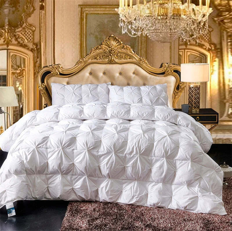 Luxurious goose down comforter with 100% Egyptian cotton cover for all-season comfort